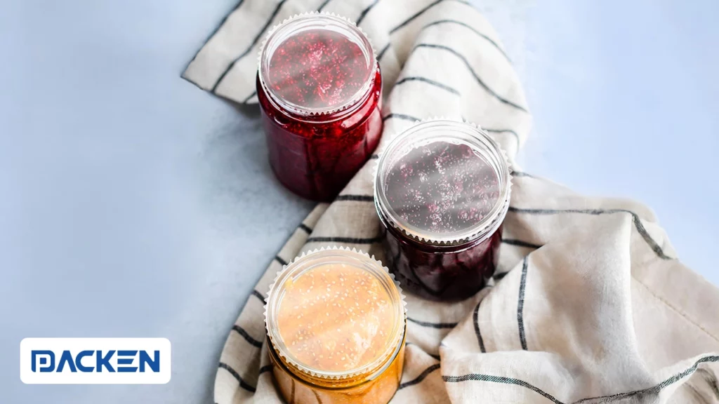 Упаковка варенья в стеклянные контейнеры