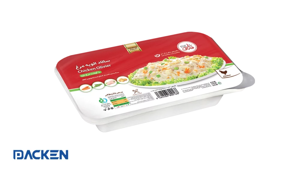 Упаковка салата Оливье в пластиковом контейнере